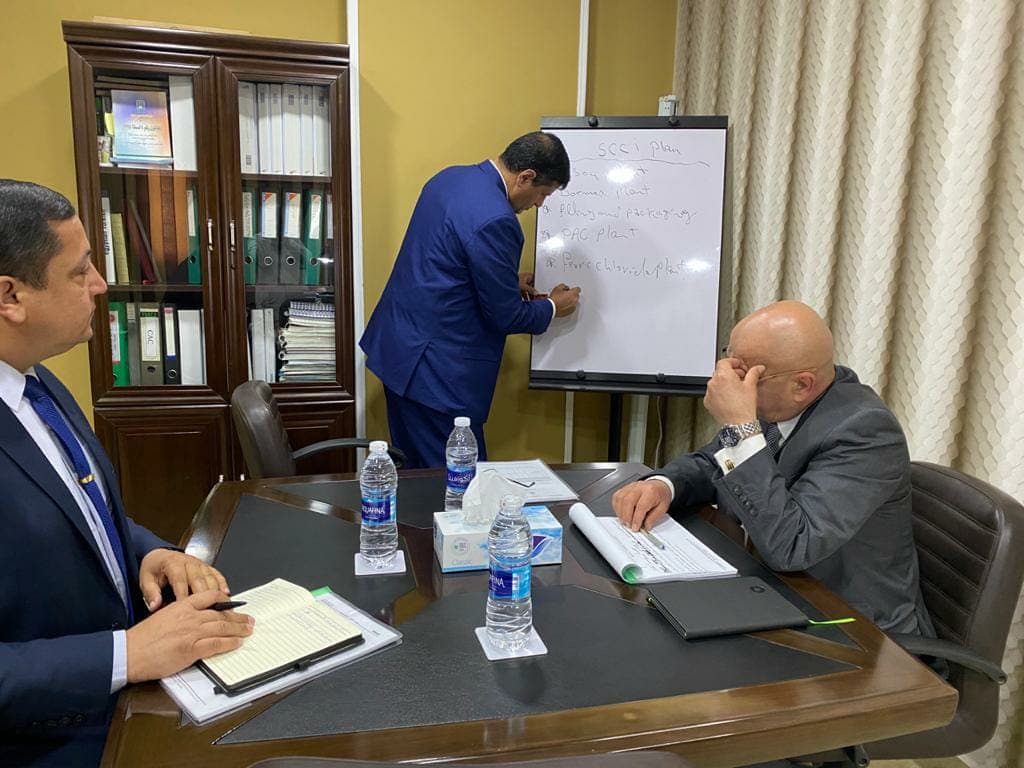 مناقشة خطة العمل أمام اللوحة داخل الشركة